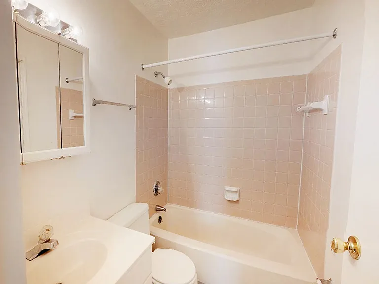 Crown Crossing Apartments — Photo 30
