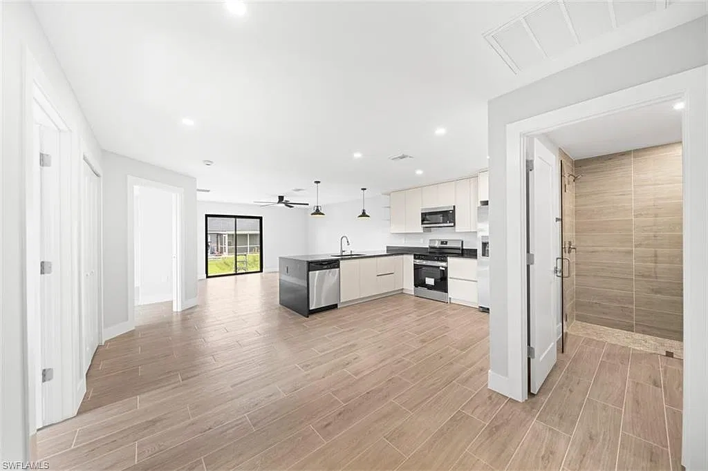 3 bed, 2.0 bath, 1180 sqft, $1,900 — Photo 2