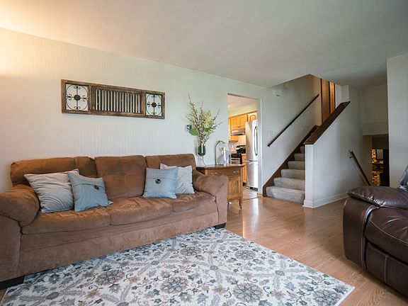 2nd image of 863 Pheasant Dr