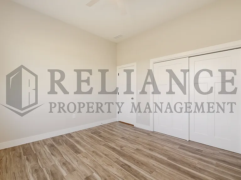 525 E Elmwood St — Photo 28