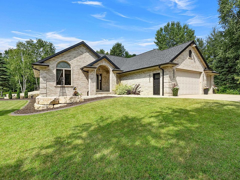 1st image of 825 Woodstock Ln