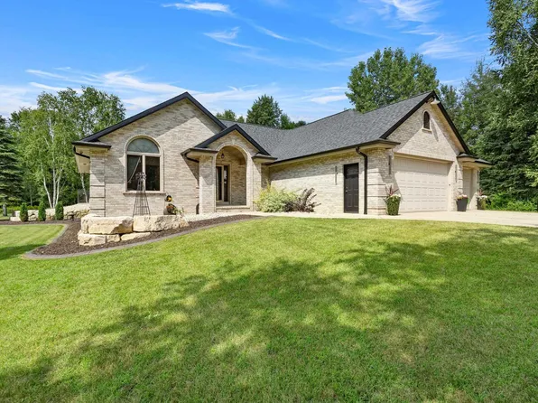 825 Woodstock Ln, Pulaski, WI 54162