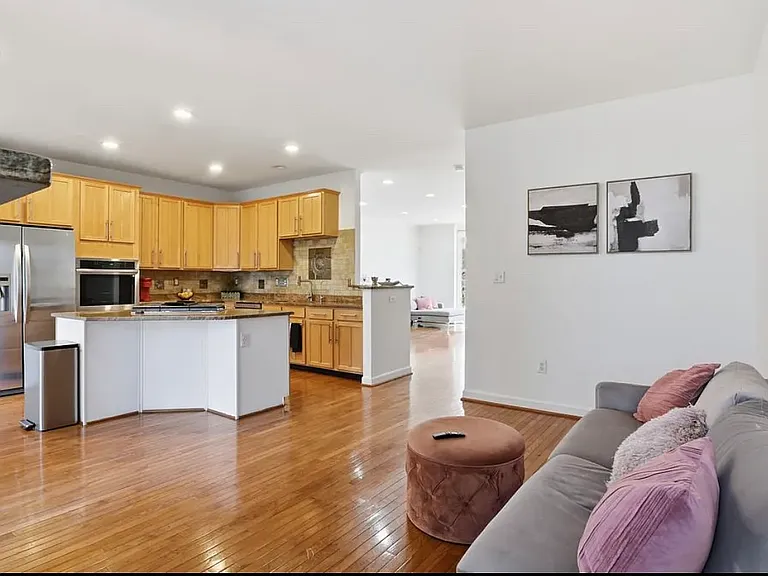 4550 Fair Valley Dr — Photo 9