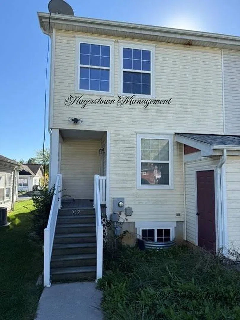 Gateway Crossing End Unit Town Home — Photo 2