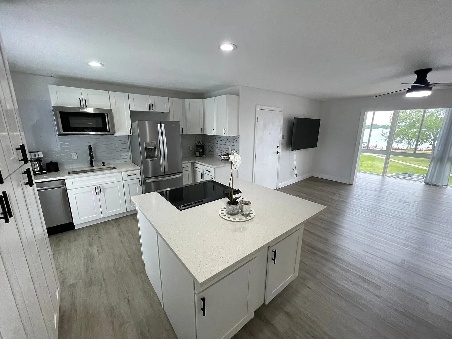 2/1 condo on Lake Killarney — Photo 4