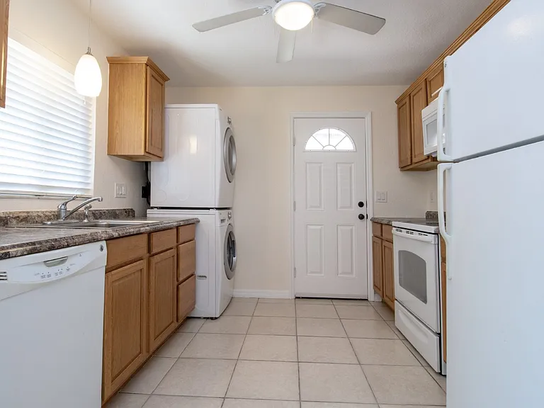 995 Virginia Dr — Photo 10