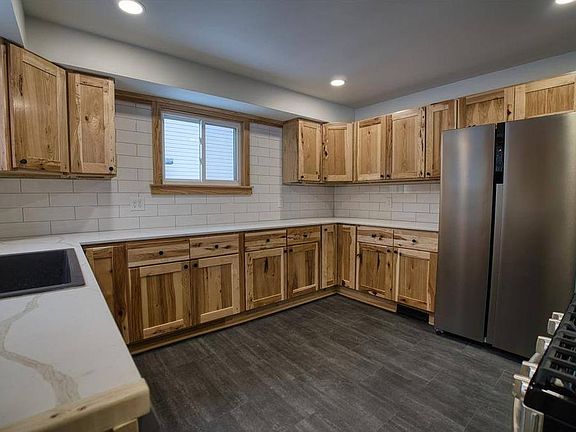 5th image of 1702 Lake St
