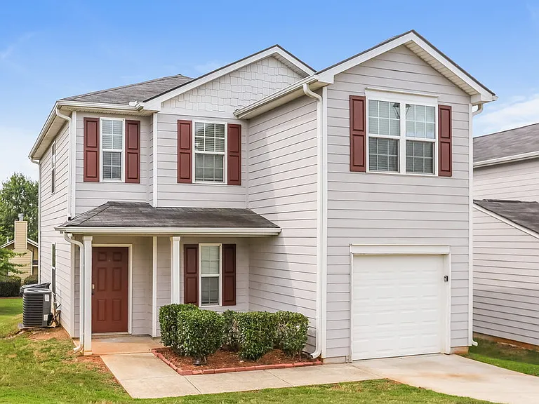 302 Freeman Cir — Photo 2