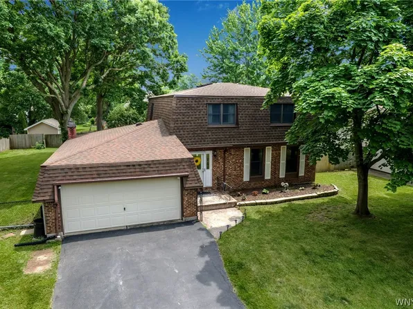 1 Lindhurst Dr, Lockport, NY 14094