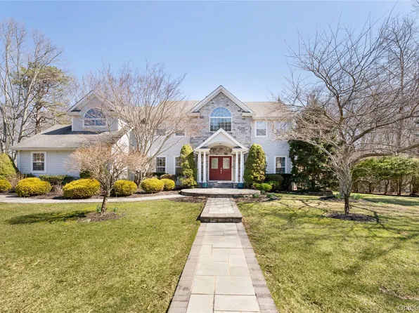 7 Framingham Lane, Shoreham, NY 11786