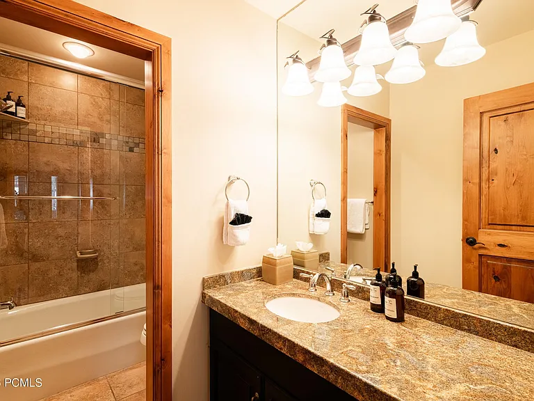 1525 Lakeside Cir — Photo 30
