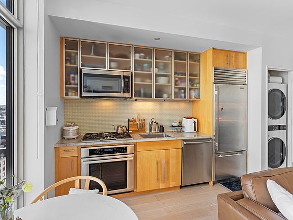 4th image of 1 Northside Piers APT 17A