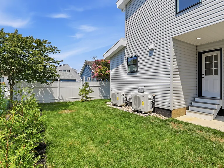 1425 Hallie St — Photo 12
