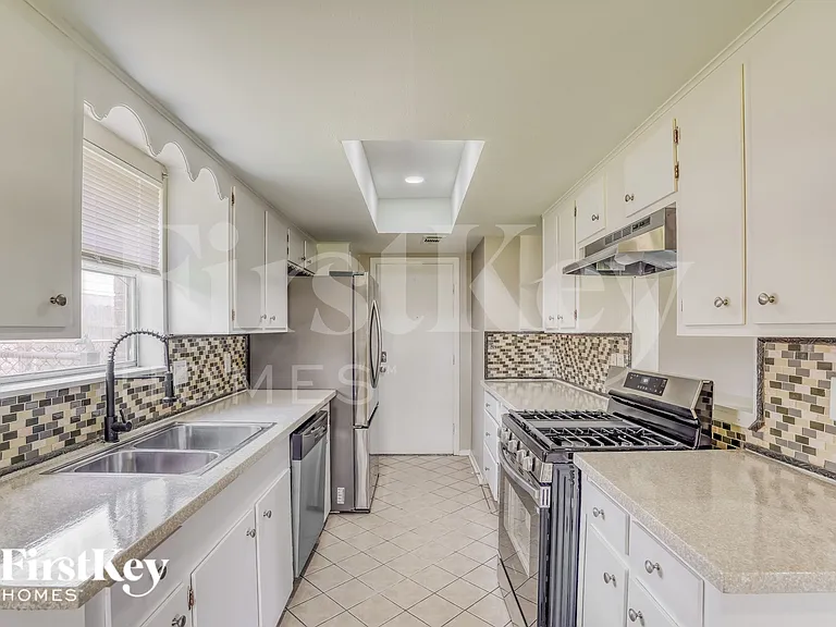 13914 Duncannon Dr — Photo 8