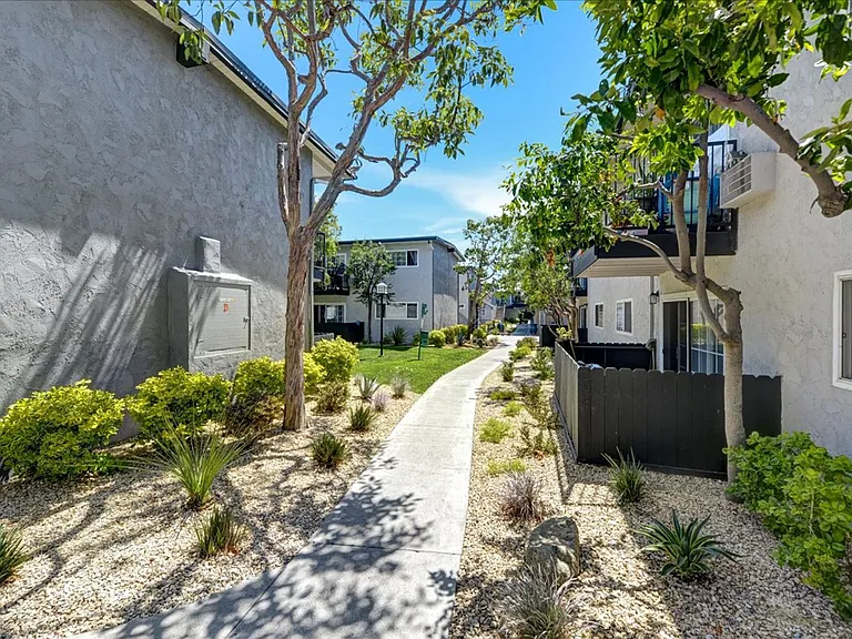 2701 W McFadden Ave — Photo 29