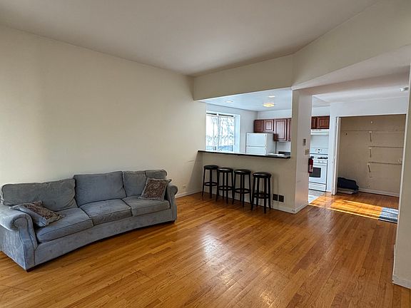 2nd image of 828 W Dakin St #1W