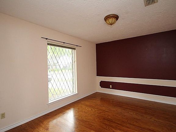 3rd image of 3815 Plum Hollow Dr