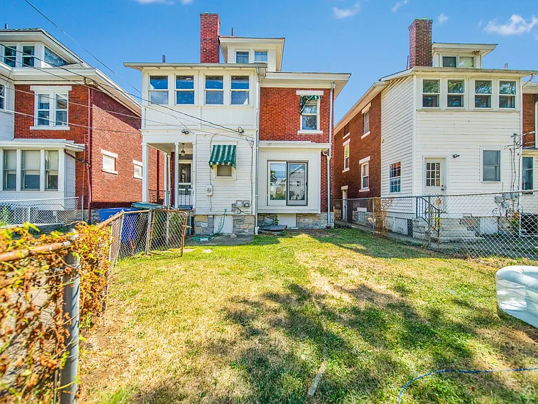 2405 Summit St — Photo 49