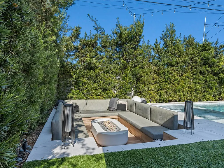 2219 Graham Ave — Photo 39