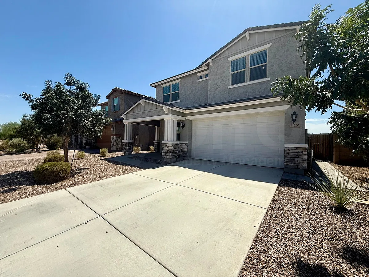 5 bed, 3.0 bath, 3300 sqft, $2,899 — Photo 2
