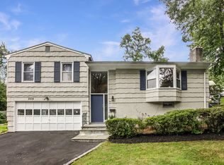 204 Hickory Grove Dr E, Larchmont, NY 10538