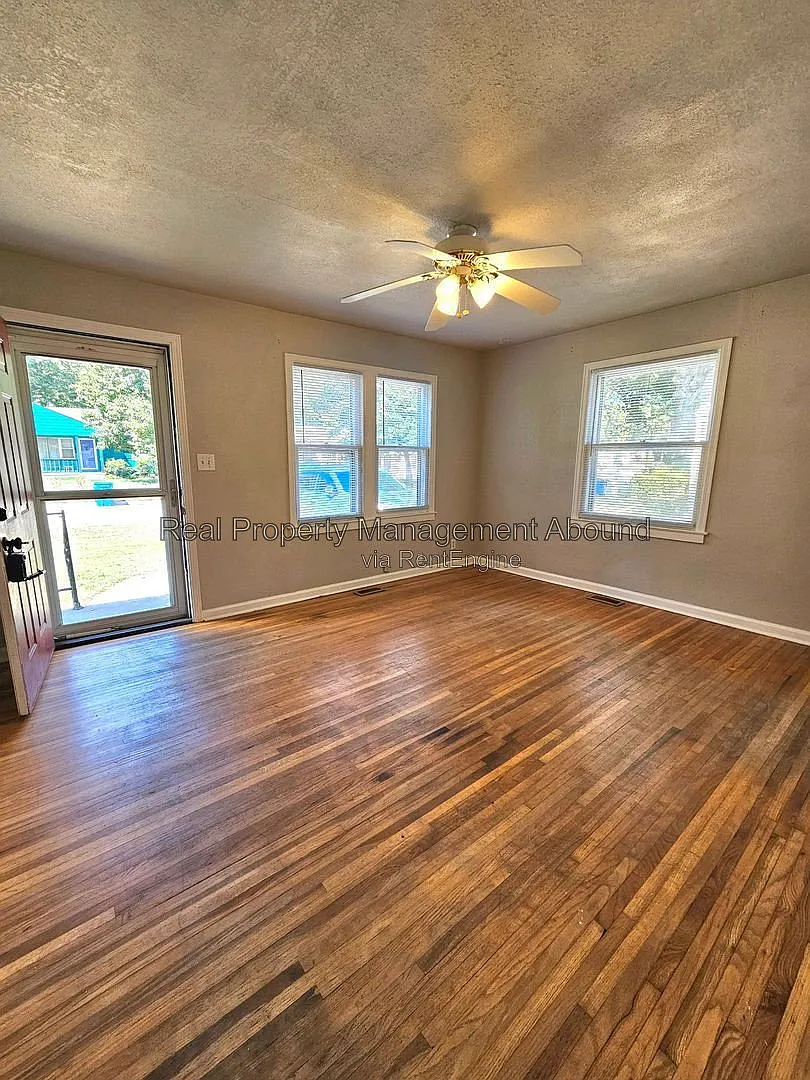 2 bed, 1.0 bath, 1153 sqft, $1,300 — Photo 3