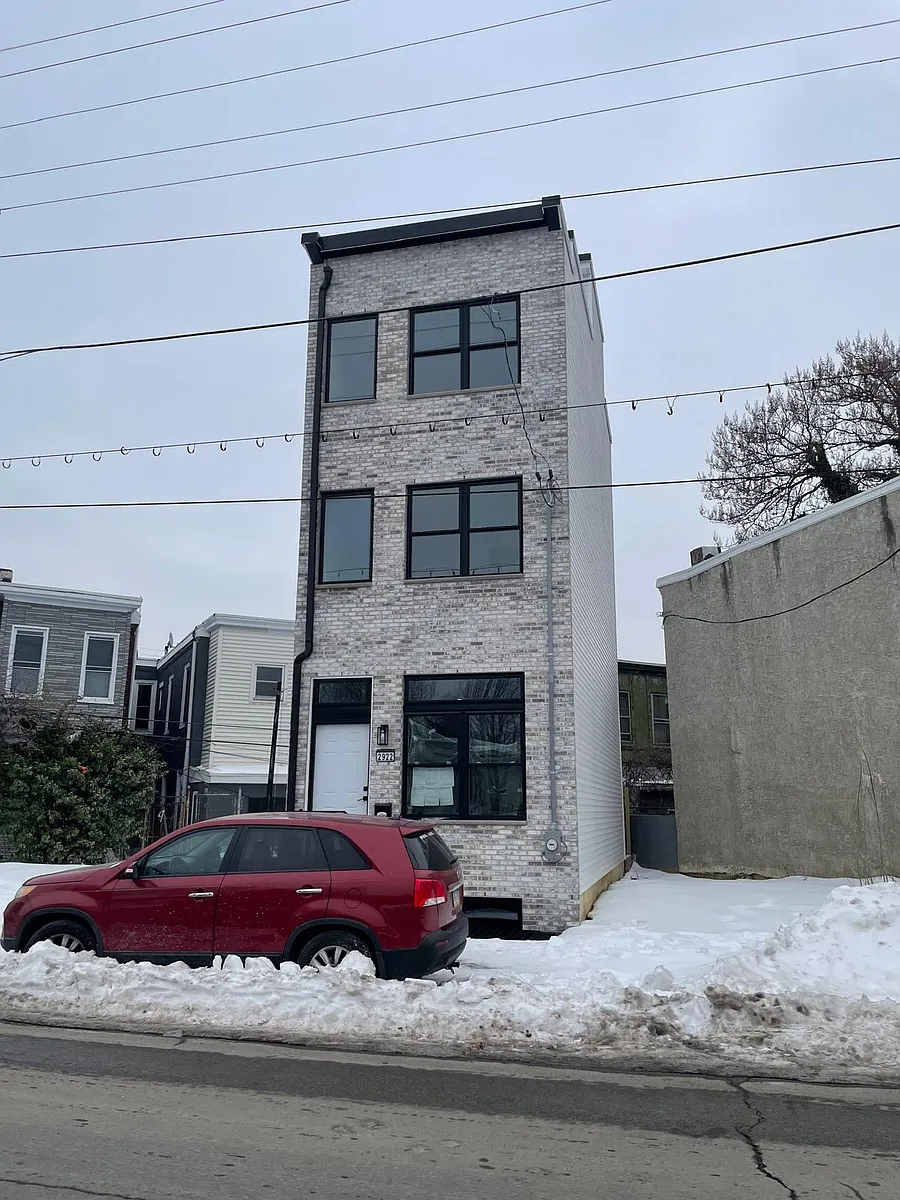 Building Photo - 2922 W Glenwood Ave