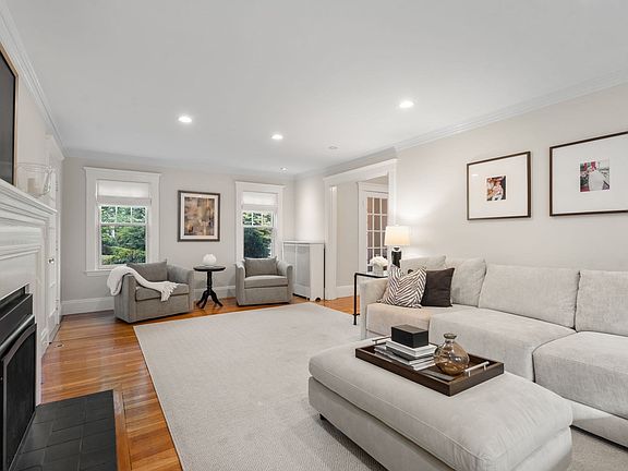 4th image of 164 Common St