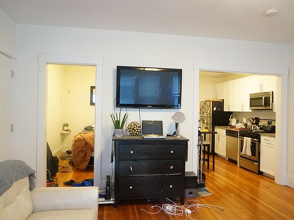 4th image of 93 Harvard St #4