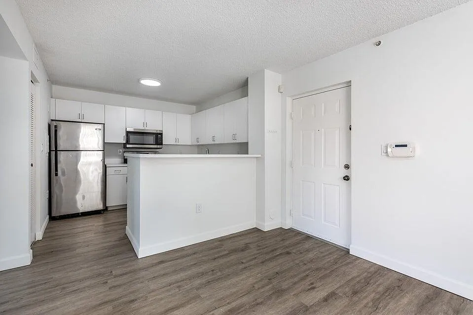 1 bed, 700 sqft, $1,950 — Photo 4