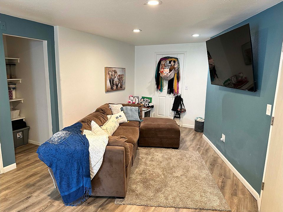 Living room & pantry