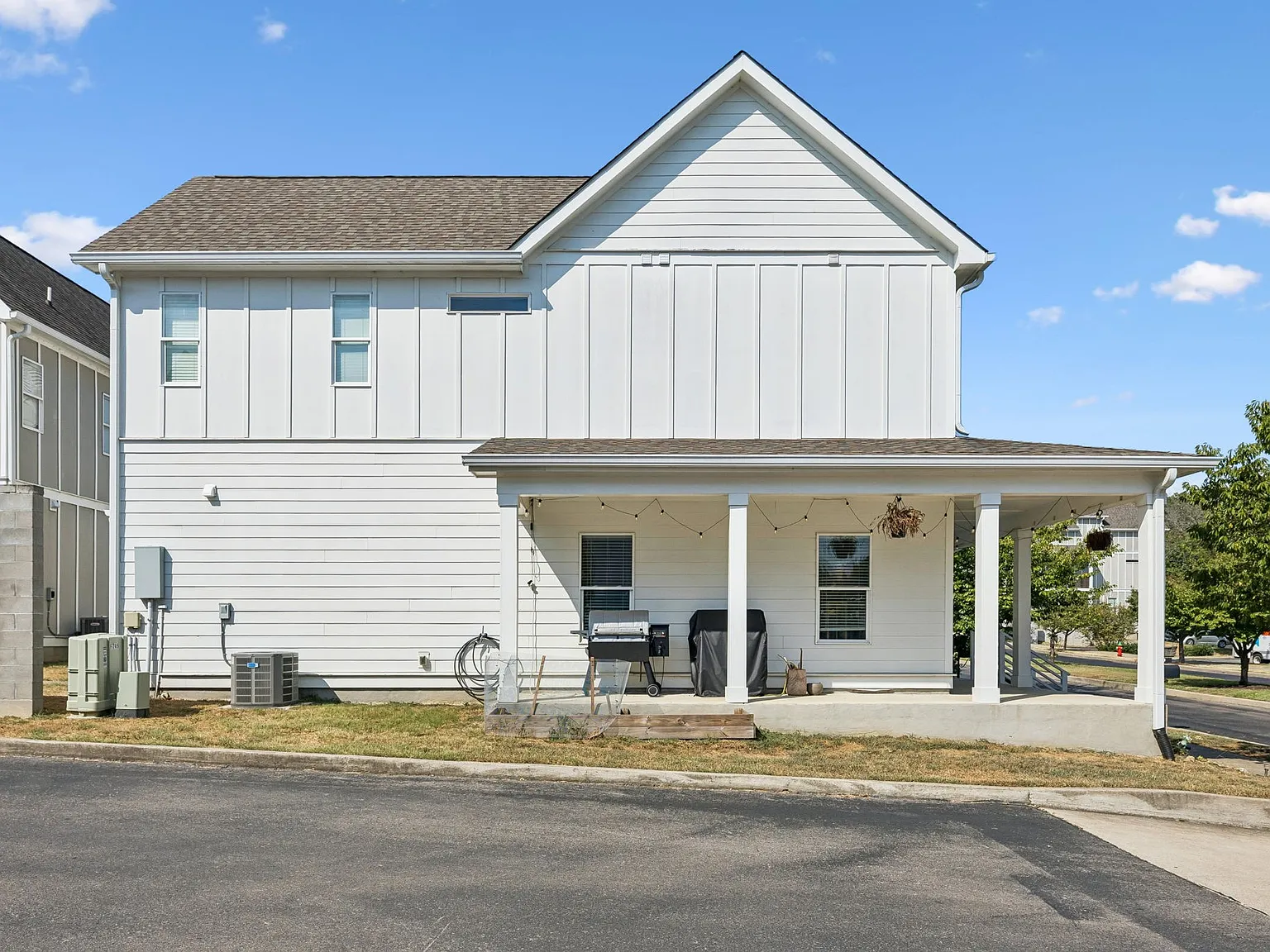 2 bed, 2.5 bath, 1592 sqft, $2,400 — Photo 2