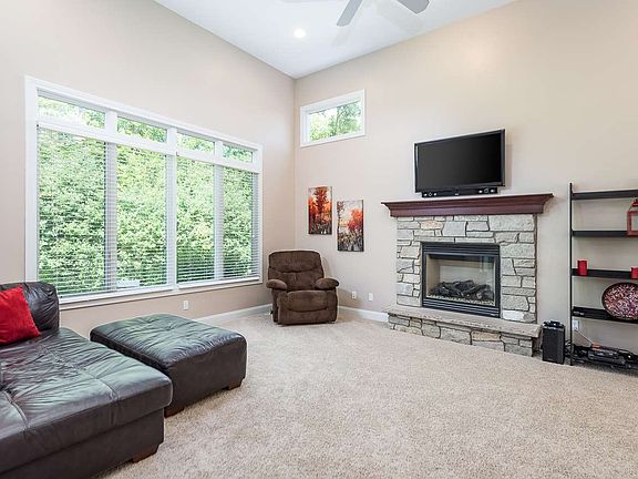 3rd image of 4592 Eastwood Dr