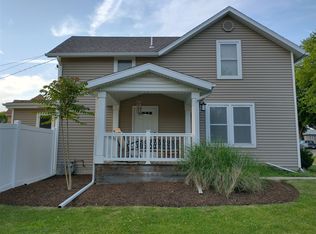 117 4th St, Walnut, IL 61376