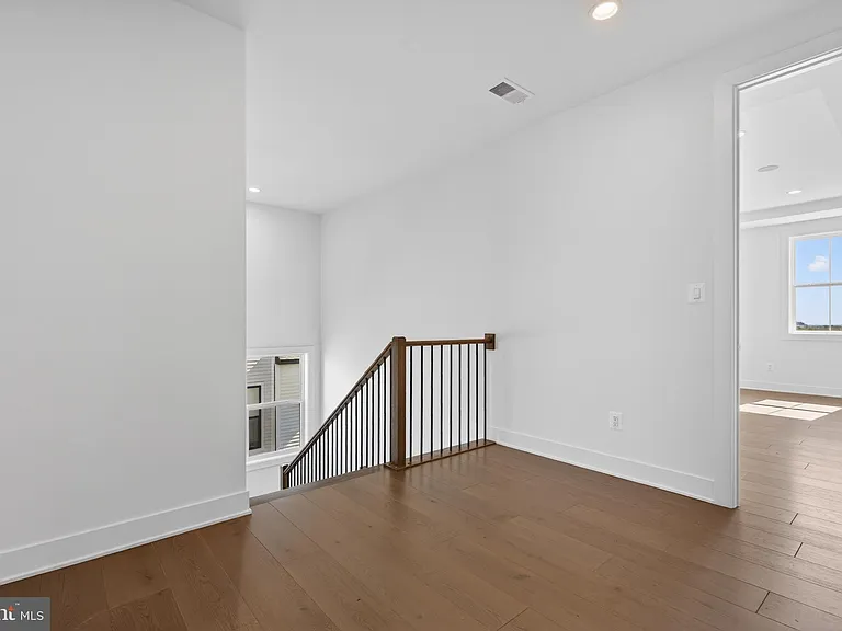861 N Manchester St — Photo 32