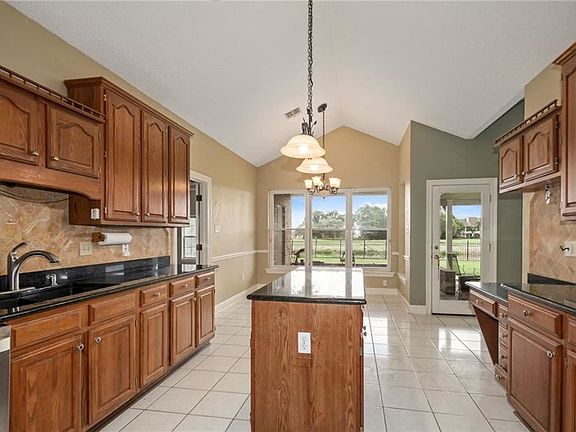 5th image of 3917 Lake Providence Dr