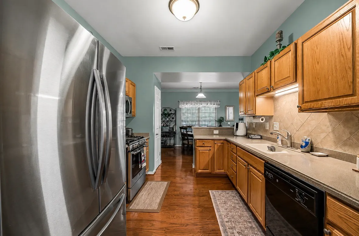 3 bed, 2.5 bath, 1584 sqft, $2,450 — Photo 2