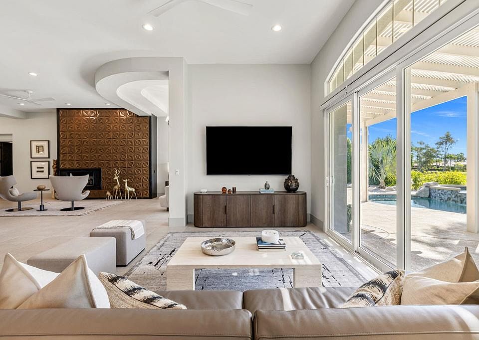 1st image of 86 Via Bella