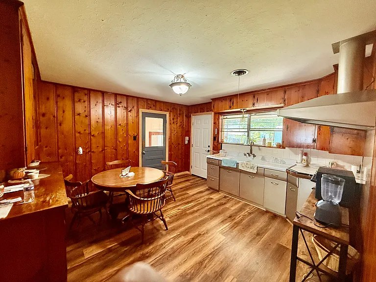 717 Dallas St — Photo 4