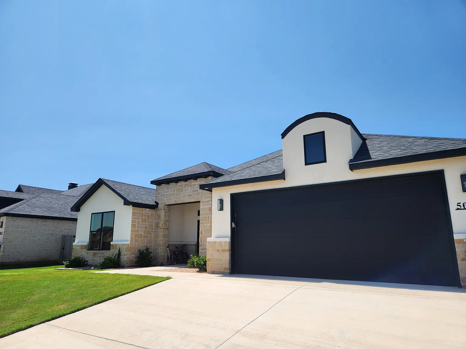 4 bed, 2700 sqft, $4,000 — Photo 2