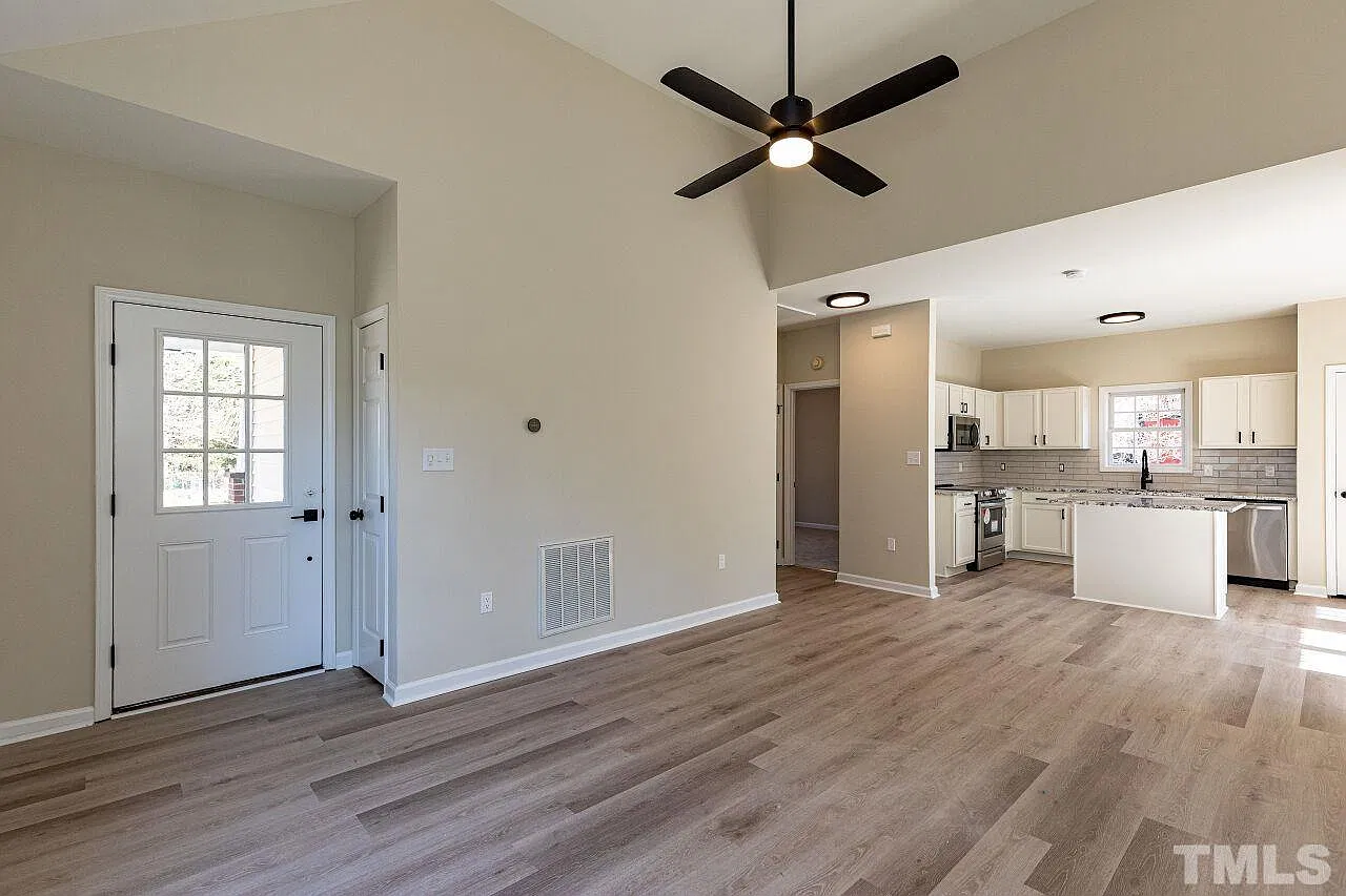 3 bed, 1129 sqft, $2,500 — Photo 4