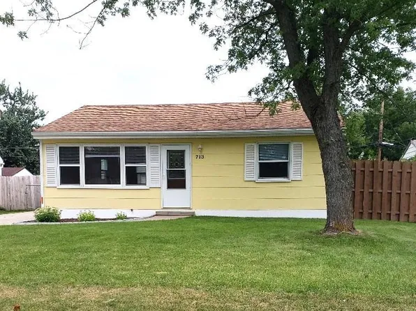 713 Juniper Rd, Valparaiso, IN 46385