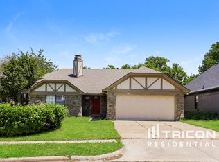 5511 Misty Crest Dr, Arlington, TX 76017