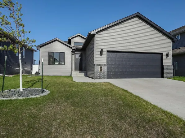 1082 Ashley Dr W, West Fargo, ND 58078