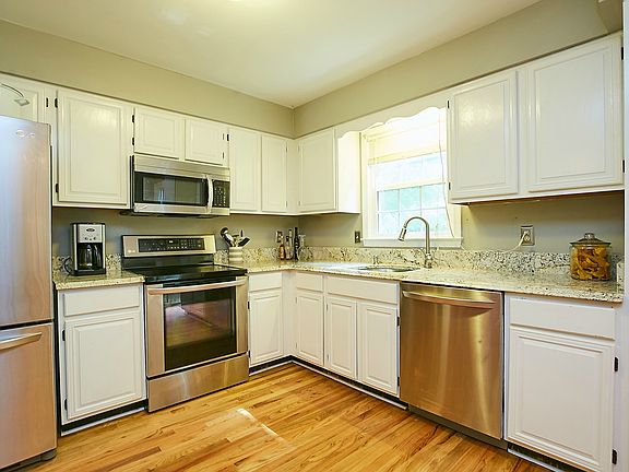4th image of 13925 Woods Run Ct