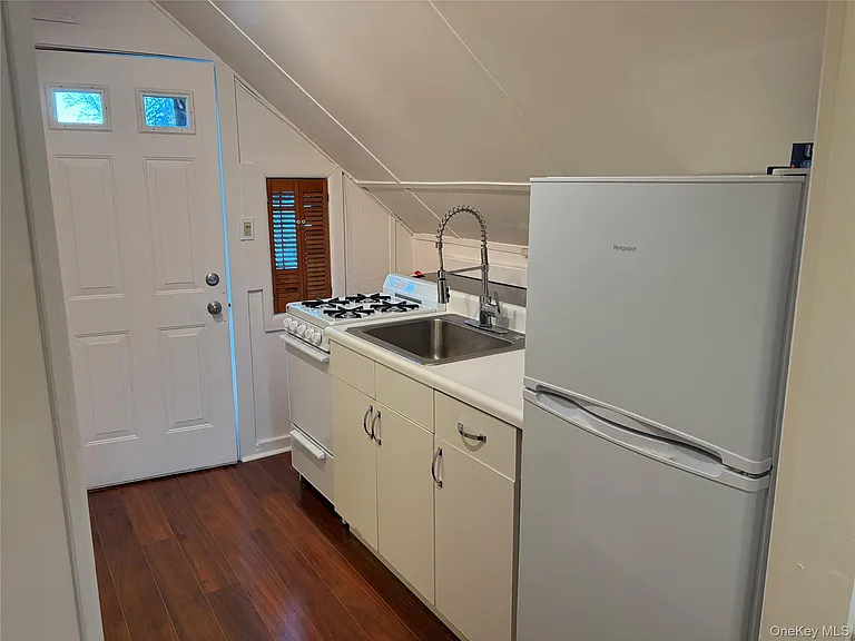 35 Oak St #UPSTAIRS — Photo 4