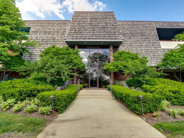 100 Red Top Dr APT 302, Libertyville, IL 60048