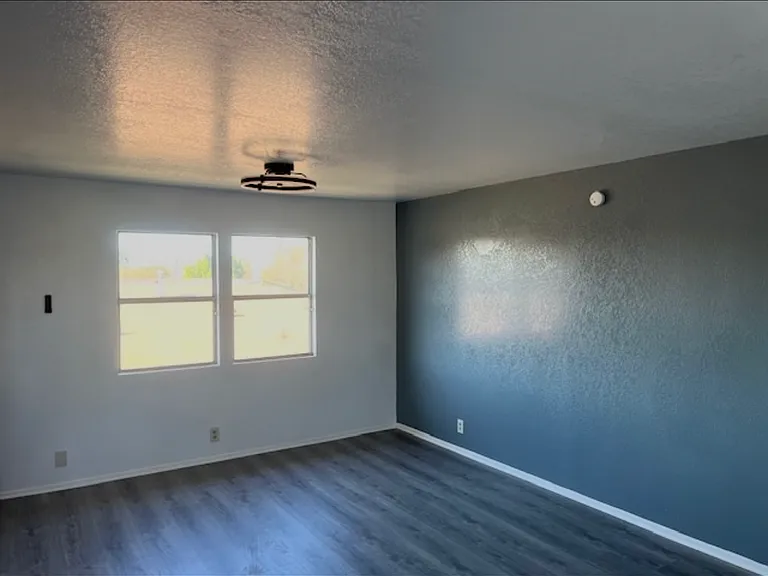 513 W Queen St #7 — Photo 5