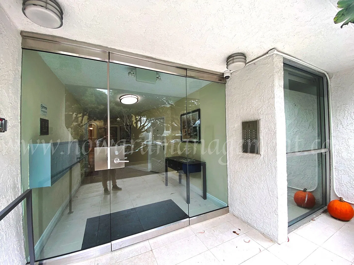 Elegant upper condo with balcony and fireplace walking distance to the beach. — Photo 2