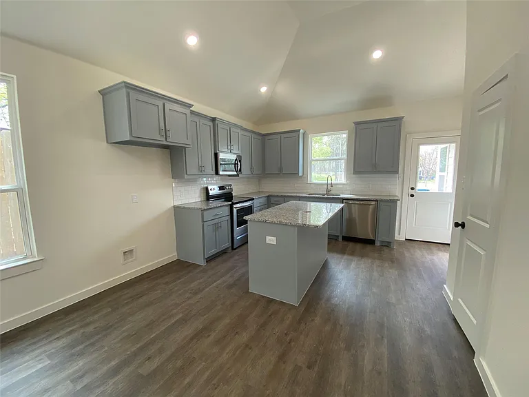 610 E Texas St — Photo 2